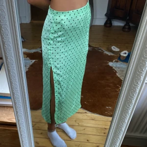 Grön silkeskjol - Grön prickig kjol i silke, så fin till sommaren 