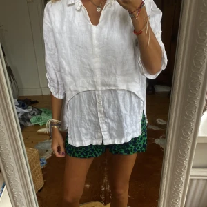 Vit linneskjorta  - Vit linne skjorta med en detalj med omlott. I lagom oversize modell, perfekt till sommaren 