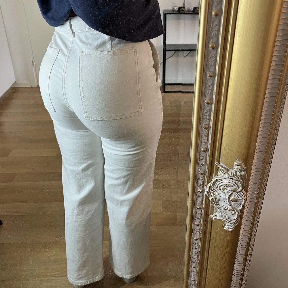 Snygga vita jeans!🤍 Storlek L men passar bra på mig som vanligtvis bär M. Köpta från Cubus. Toppenskick!! Kontakta mig för mer info🫶🏼 . Jeans & Byxor.