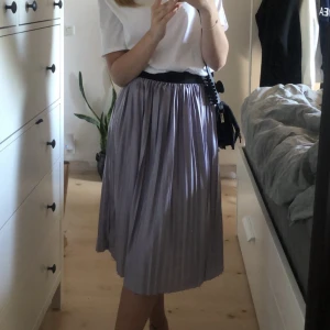 Kjol - Lila kjol, super härlig på sommaren. Det är bara att fråga om mer bilder. Frakt ingår i priset 📦✨