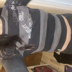  baby T E E fast långärmad -  Fire fly tröja barnstorleken 120. Sitter jättenajs på mig som är en dam xs. förutom att ärmarna är något För korta.