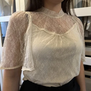 Söt Topp från vila stl XS - Söt beige spetstopp/blus från Vila i storlek XS.  Helt oanvänd. 