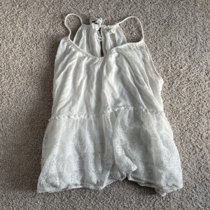 Vit topp - Säljer denna jättefina topp pga den inte passar mig längre, skriv om ni vill ha fler bilder vid intresse 