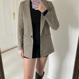 Mönstrad blazer - Mönstrad blazer från H&M! Nästan helt oanvänd och är som i nyskick! Storlek XS🤎