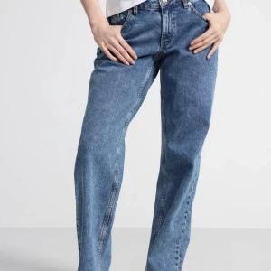 Mid/low waist jeans  - Säljer dessa mid/low waist jeans får Lindex. Endast använda en gång och därför i nyskick. Ny pris 600kr och säljer för 450 +frakt men priset går att diskutera. Skriv gärna till mig innan köp! 