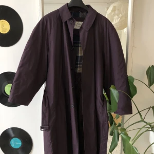 Kappa  - En mörk lila kappa från Classic by North, har skärp i midjan som man kan ta bort. Inga defekter! Den är i c104 som motsvarar typ L/XL. Skriv för fler bilder eller vid frågor!!