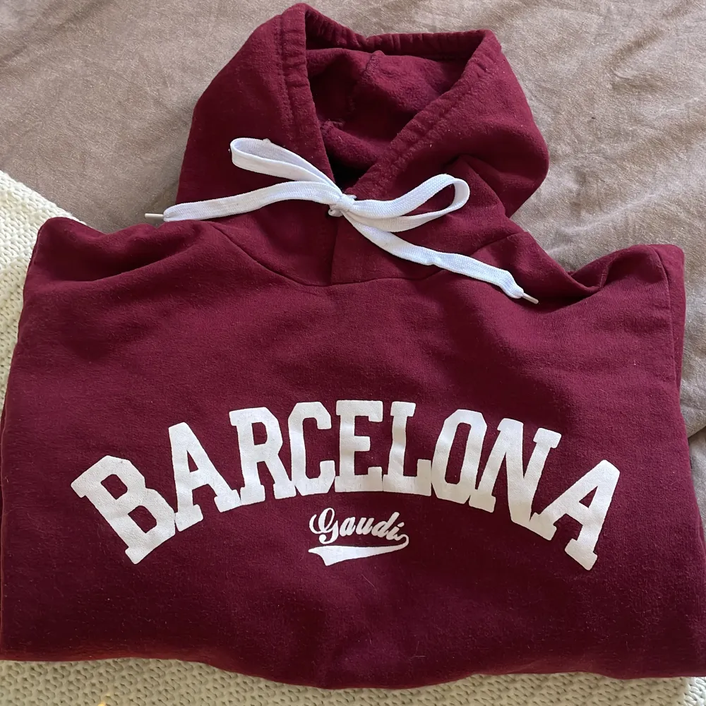 En hoodie som är köpt i barcelona för något år sedan, den är lite mindre i storleken och därmed lite för liten för mig. Jag skulle säga att den är som en xxs om inte mindre. (Det står eu vilken storlek det är, så vet inte exakt). Hoodies.