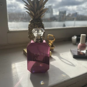 Kayali parfym - Kayali sweet diamond pink pepper |25 en elektrisk doft med flera toner💖använt jättejättelite originalpris 1099kr
