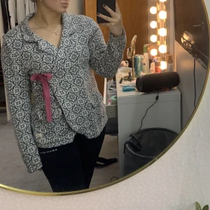 Odd Molly kofta - Mönstrad odd molla kofta i stl L, den är i väldigt bra skicka, jag anser att den är liten i stl men har ganska breda axlar och armar. Passar S och M