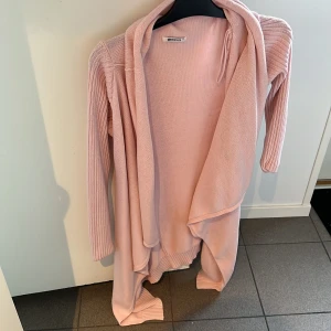 Kofta  - En lite fläck på höger sida 