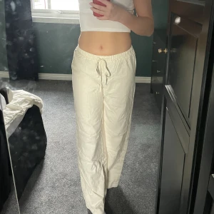 Linnebyxor  - Oanvända lågmidjade linnebyxor från pull & bear. Storlek M men liten i storleken 