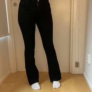 Jeans - Svarta bootcut jeans från nakd. Använda endast en gång och köpta här på Plick. Jättebra kvalitet och superfina. Säljer pga lite för små för min smak. 