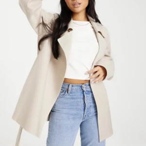 Kappa - Jättefin kappa/jacka, perfekt nu till våren🌸 Kommer från Nelly i storlek xs, nypris 899kr! Endast använd 1 gång, säljer pga. hittat en annan liknande vårjacka jag hellre använder! Skriv privat för fler bilder eller frågor🫶🏼Priset går att diskutera!