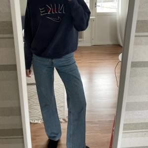 Weekday jeans i modellen ”Rowe Extra Hight straight leg jeans”  Så fina men tyvärr förstora på mig 🫶🏻
