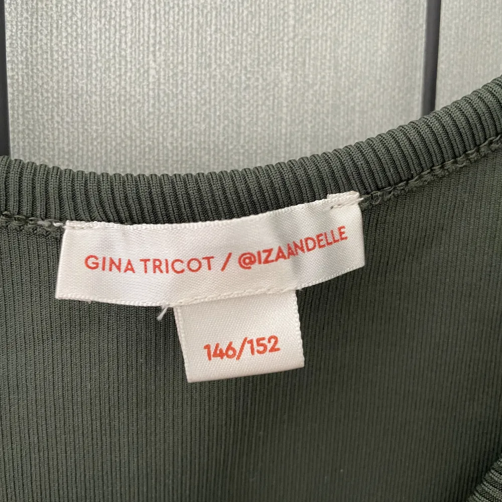 Grönt linne från Gina Young, Iza and Elles kollektion💚  Använd 1 gång!. Toppar.