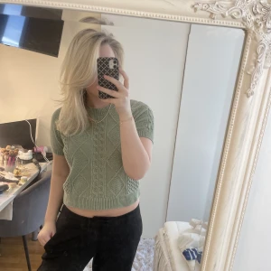 Grön stickad t-shirt  - Såååå fin grön stickad t-shirt men kommer tyvärr inte till användning💚💚