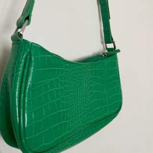 Grön väska som passar nu lagom till våren/sommaren. Använd endast två gånger och är i nyskick. 