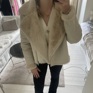 Jacka  - Skit snygg jacka ifrån Zara! Endast använd fåtal gånger.