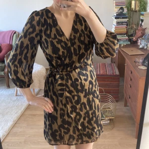 Mango festklänning - Snygg mönstrad kortare klänning från Mango, passar såväl vår, sommar och fest. Mycket skön. Orginalpris 560 kr, säljer för 95 kr.  Fraktar eller möts!