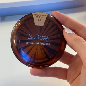Isadora bronzer  - Säljer min isadora bronzer i färgen terracotta bronze 43 då jag redan har en☺️ Den är helt oanvänd så den är i mycket fint skick🥰Nypris 179kr