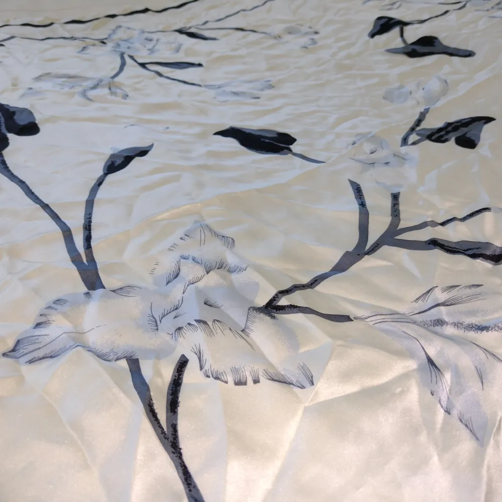 Hua Li 100% silk sjal i fint skick. Underbart mönster. Pärlemorfärgad botten och mönster i svart/grått/ljusblått. Den är stor (ca 108x108 cm) och skulle kunna användas som långkjol, knyttopp m.m. Handsydda fållade kanter. . Accessoarer.