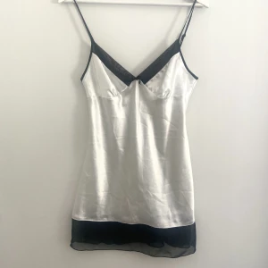 Vit silke klänning!! - Vintage la senza vit silke nattkläning!! Storlek M! Använd köp nu funktionen❤️