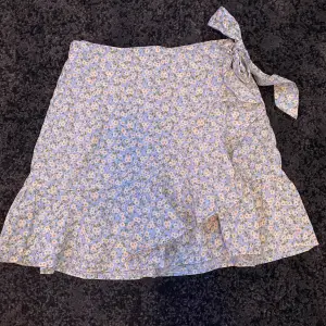 super fin kjol med omlott volanger och knut vid vänster höftsom, använd 4/5 gånger och därmed i väldigt bra skick. Normal i storleken.