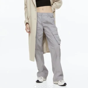 Cargobyxa - Super snygga och sköna cargobyxor. Säljer de för att de är lite för tighta runt mina lår.