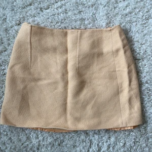 Kort takt kjol - Super fin aprikosfärgad tajt kjol från mango. Säljer pga att den inte kommer till användning längre. Inga defekter utan kanske är lite nopprig på något ställe men inget som lägga märke till💫om du vill ha mer bilder så är det bara att skriva privat💞💞💞