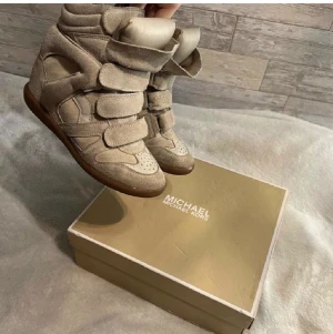 Isabel Marant skor - Sjukt snygga isabel marant sneakers! Sparsamt använda därav priset, säljer då de inte kommer till någon användning längre💕skriv priv för fler frågor!!