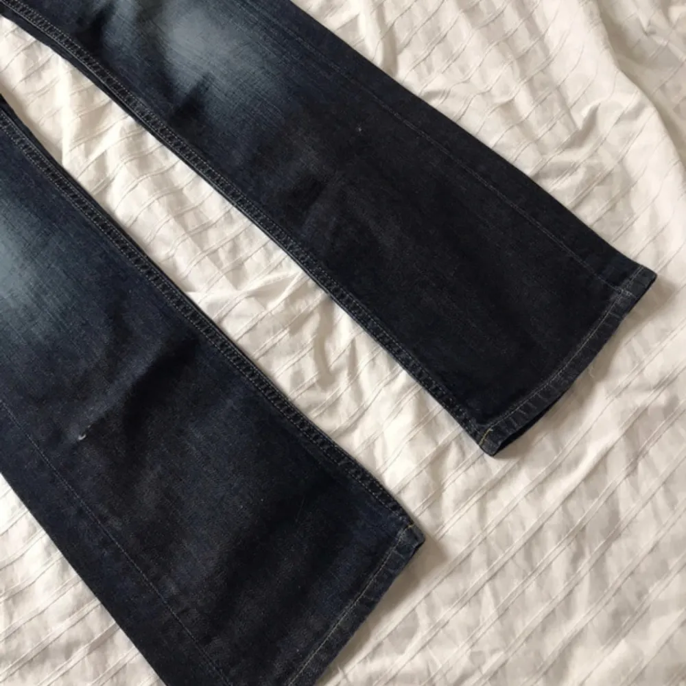 säljer mina assnygga lågmidjade bootcut lee jeans för att de nu är försmå😫superbra skick! Priset kan diskuteras.  hör av er om ni har frågor💓. Jeans & Byxor.