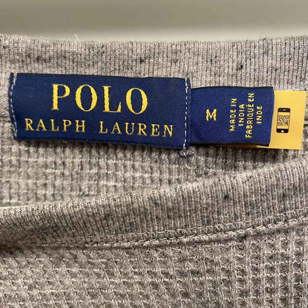 Snygg Polo Ralph Lauren tröja i perfekt skick. Använd runt 5 gånger. Köpt i deras egna butik. Killmodel men skulle definitivt också passa snyggt på en tjej.. Hoodies.