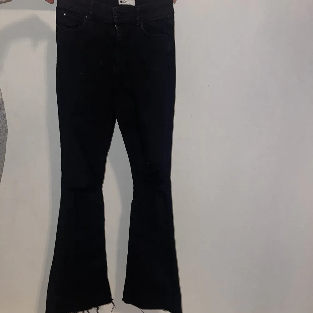 Ett par sjukt snygga svarta boot cut jeans med hål vid knäna för endast 150kr. De är i väldigt bra skick då den inte har kommit till användning pga att storleken är för liten💗 storlek S men kan även passa xs . Jeans & Byxor.