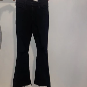  Boot cut jeans - Ett par sjukt snygga svarta boot cut jeans med hål vid knäna för endast 150kr. De är i väldigt bra skick då den inte har kommit till användning pga att storleken är för liten💗 storlek S men kan även passa xs 