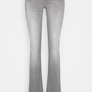 Grå ltb jeans - Säljer ett par slutsålda lågmidjade ltb jeans i storleken 24/34 bra skick köptes för  800kr slutsålda överallt. buda från 400kr❤️ställ frågor om det är något ni undrar över❤️har höjt direkt priset då många var intresserade så köp direkt för 800kr+frakt