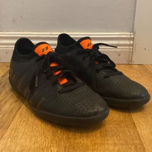 Inomhus tränings skor - Hej säljer mina inomhus tränings/fotbollsskor helt oanvända skick 10/10 hör av er om ni är intresserade😊👍🏻
