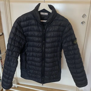 Stone Island dunjacka strl M - Stone Island dunjacka i herrmodell storlek M. Fint skick, perfekt vårjacka. Nypris runt 5000kr, säljs för 2500kr. Köpt på NK i Göteborg, kvitto finns!