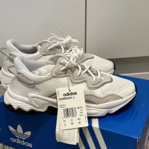 Adidas originals ozweego  - Helt nya från jd sport köptes för 1050 kr. Kvitto kvar. Säljer pga fel storlek och hann inte lämna tillbaka i tid. 