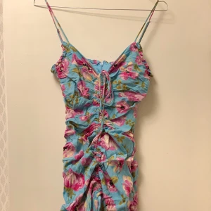 superfin klänning från zara  - superhärlig klänning från zara i perfekt skick 