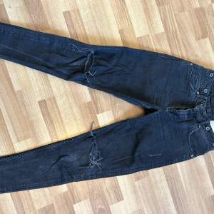 Svarta slimfit jeans från Lager 157 med slitningar! Tidigare använda!