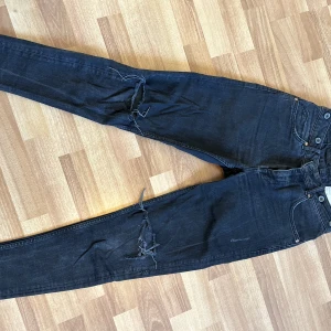 Jeans - Lager 157 - Svarta slimfit jeans från Lager 157 med slitningar! Tidigare använda!