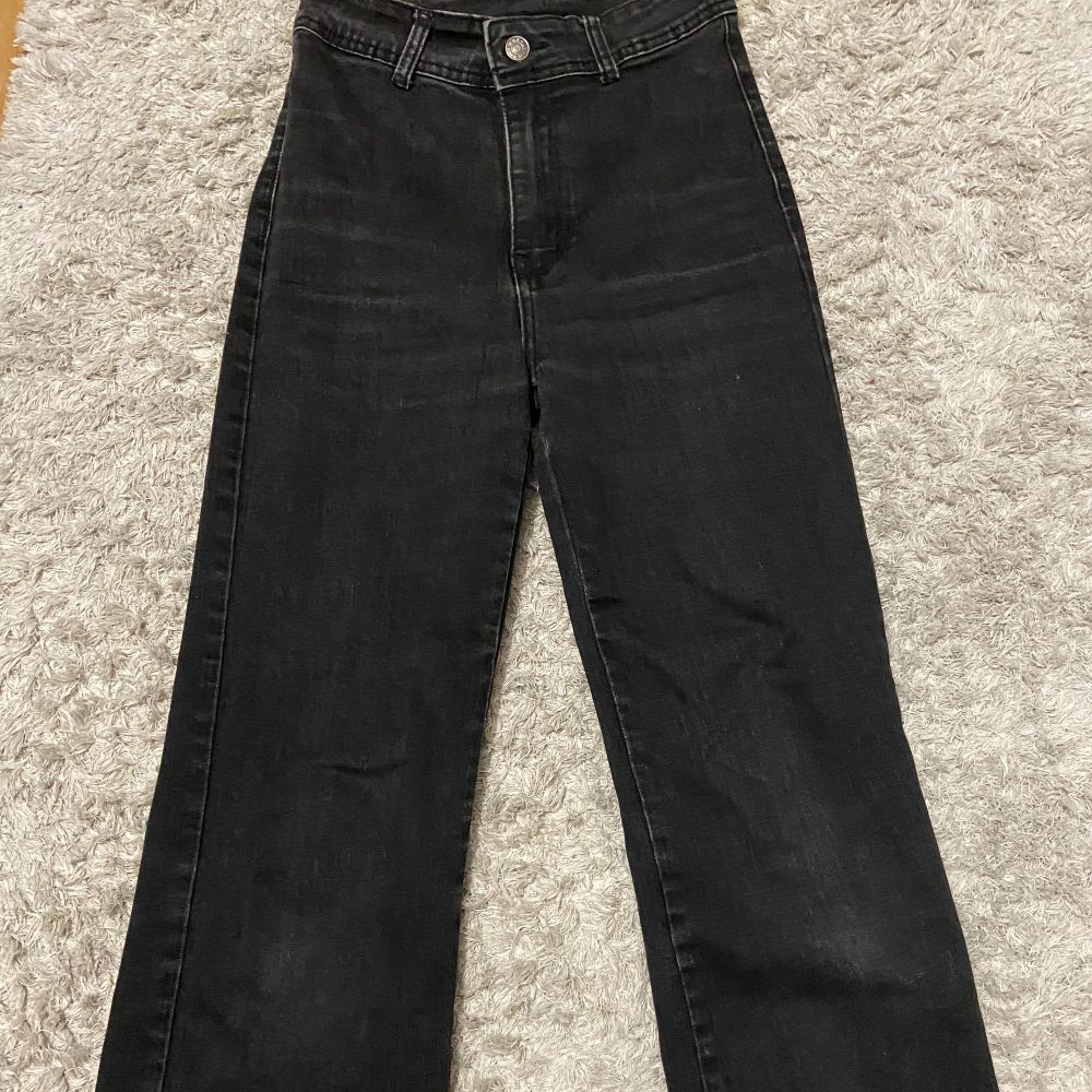 Enkla och vida svarta jeans från shein som inte används längre då de bara ligger och tar plats i garderoben, storleken är XS men är ganska stretchiga i materialet! (bilder på finns att fråga om!) . Jeans & Byxor.
