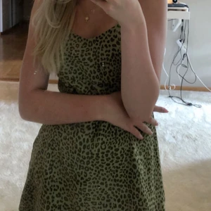 Zara klänning - Jättefin zara klänning i grönt leopardmönster, köpt för 359 men säljer för 200 + frakt💕 storlek L men sitter som en S (skeva storlekar)