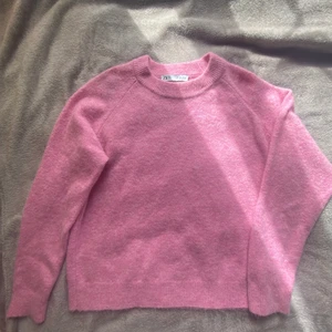Stickad tröja Zara - Superfin stickad tröja i den perfekta rosa färgen!💓 Helt ärligt använd bara 1 gång då jag köpte den i slutet av vintern och inte hann använda den! Storlek L köptes för 560 säljer för 299!