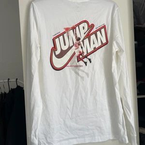 JORDAN GRAPHIC TEE - Säljer nu min Långärmade air Jordan Graphic tee i storlek m. På trycket är det Michael Jordan i chicago bulls. Den är aldrig  använd, säljer pga köp av fel storlek.
