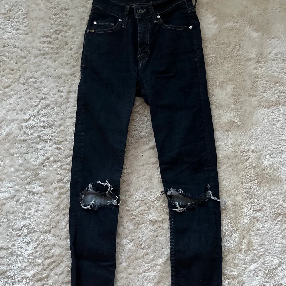 •Skinny jeans med hål från Tiger of Sweden  •Använda men fortfarande i bra skick  •Modell: KELLY •strl: 25/30. Jeans & Byxor.