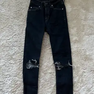•Skinny jeans med hål från Tiger of Sweden  •Använda men fortfarande i bra skick  •Modell: KELLY •strl: 25/30
