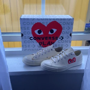 Cdg x Converse strl: 41,5 - Säljer min cdg x Converse för dom är för små har använt Max 8 gånger skick 9/10 lite smutsig i skosnöre. Köpt på NK. Priset kan diskutera vid snabba affär.