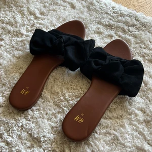 SANDALER 38-39 - Säljer dessa sandalerna med svart rosett på. Står storlek 39, passar även en 38. Använda 1 gång som nya. Säljer för 100 kr. Köparen står för frakten! 