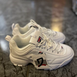 Fila sneakers  - Ett par vita Sneakers från Fila. Endast prövade! Strl 38,5